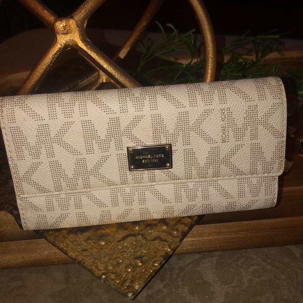 Michael Kors Wallet. Off white